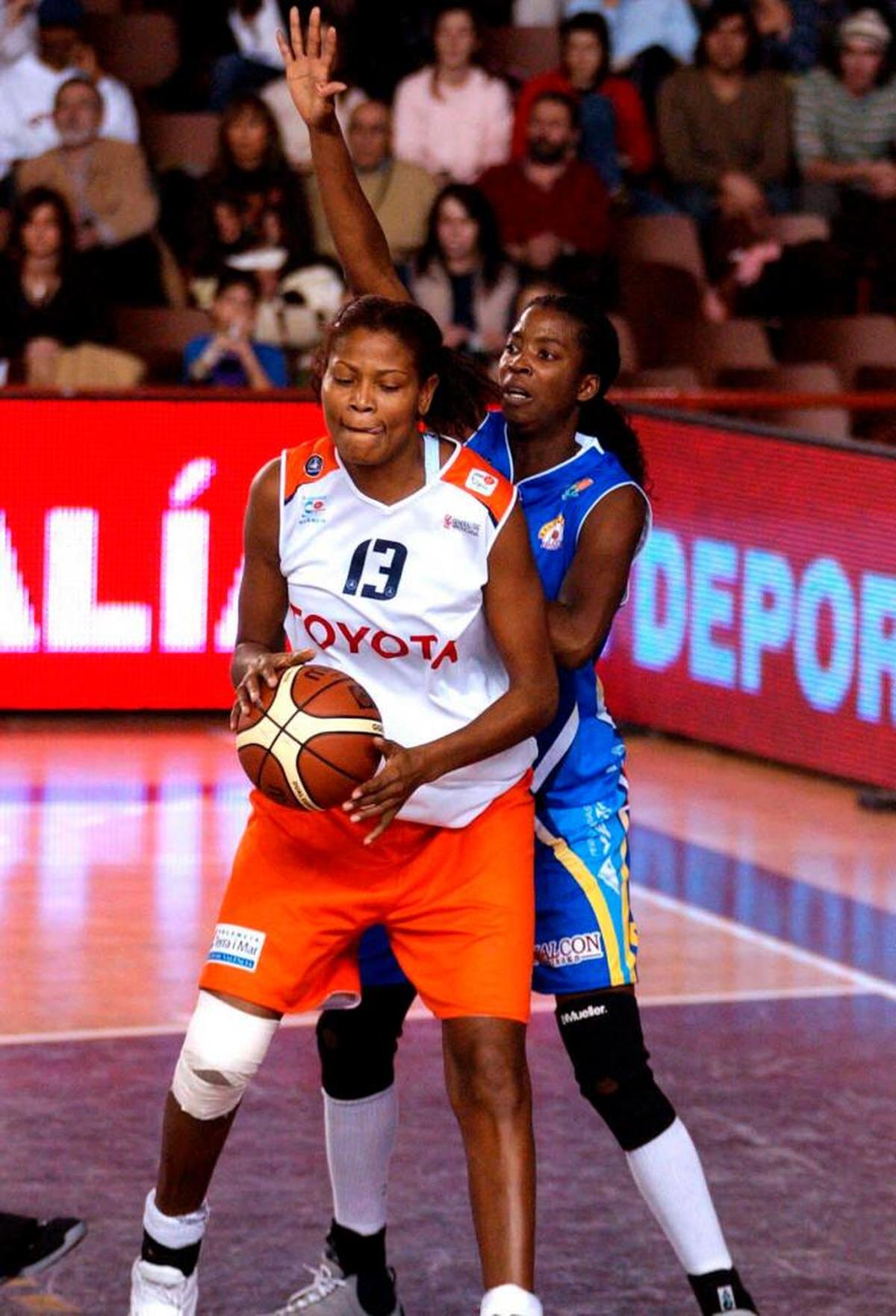 Simone Edwards con la camiseta del Avenida (azul) durante la final de la Copa de la Reina 2006.