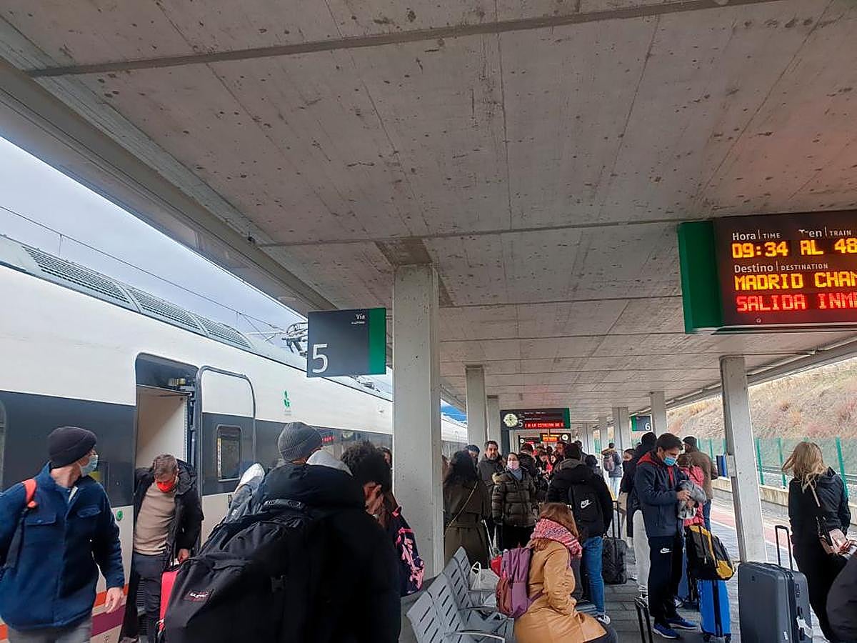 Pasajeros salmantinos esperando en Segovia tras la avería sufrida por el Alvia el pasado 1 de febrero