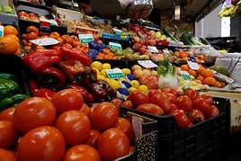 Una fruteria del Mercado Central de Salamanca.