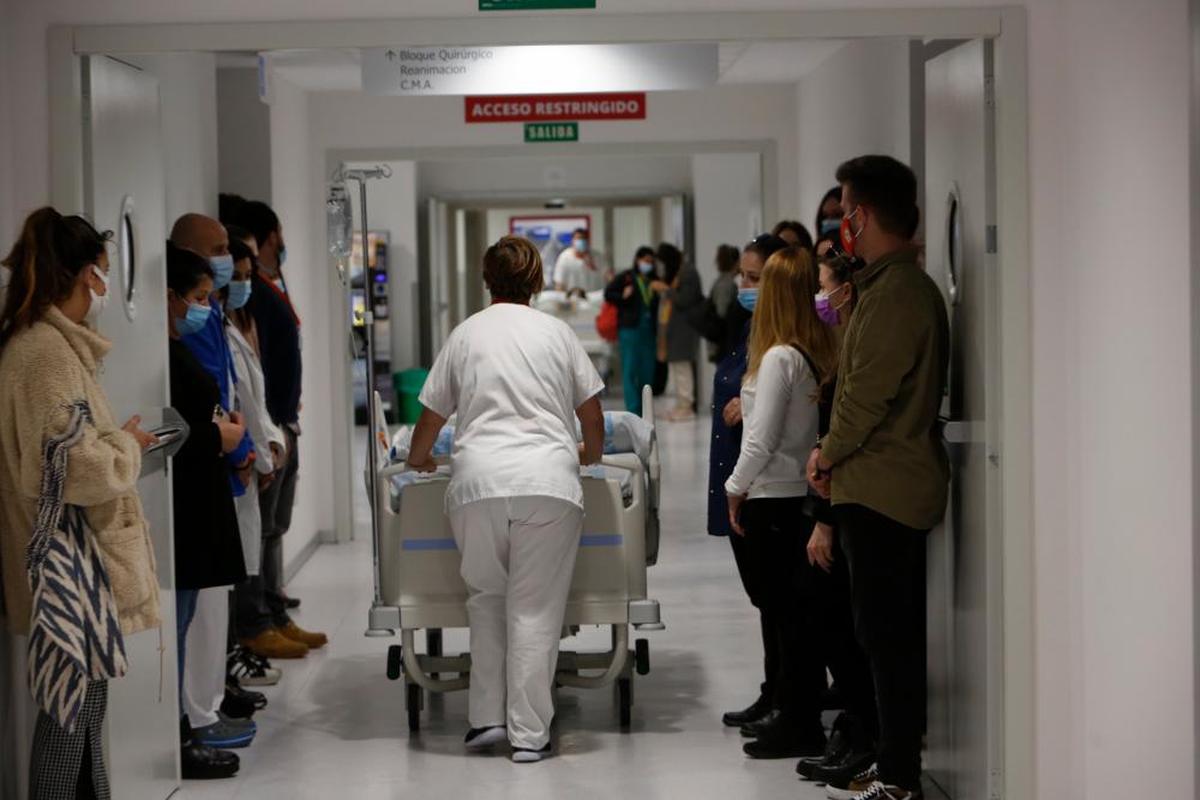 Una sanitaria traslada a un paciente en camilla por los pasillos del nuevo Hospital