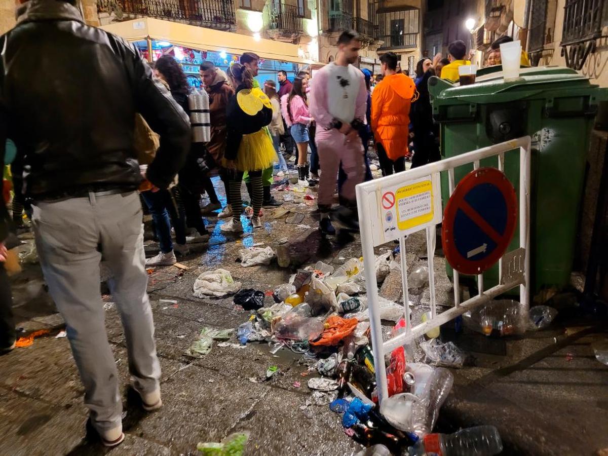 Los jóvenes llegados en autobuses convirtieron la parte inferior de la Plaza Mayor de Ciudad Rodrigo en un botellón.