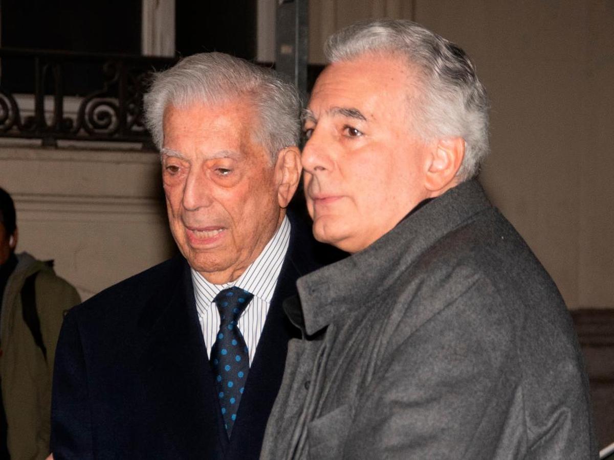 Mario Vargas Llosa y su hijo Álvaro.