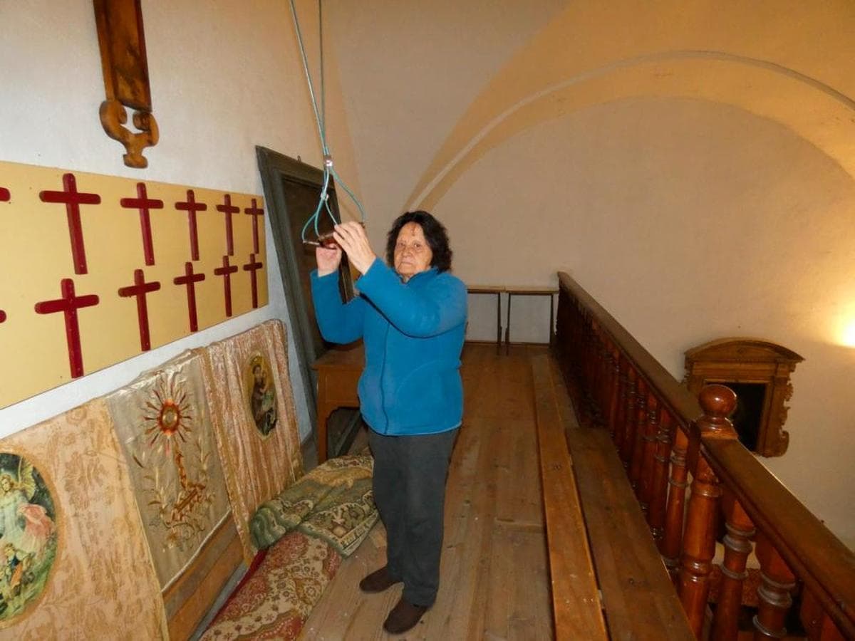 Bernarda Cabo Mesonero tira de las cuerdas que accionan las campanas de la iglesia parroquial de San Pedro Ad Víncula de Moríñigo