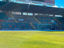 Estado del Fondo Sur del estadio este viernes: nieve congelada de una banda a la otra.