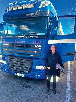 Fernando Palomero, tras repostar en Babilafuente, lugar donde tiene la base de operaciones.