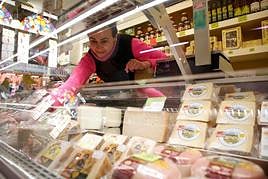 Una gran variedad de quesos en uno de los puestos.