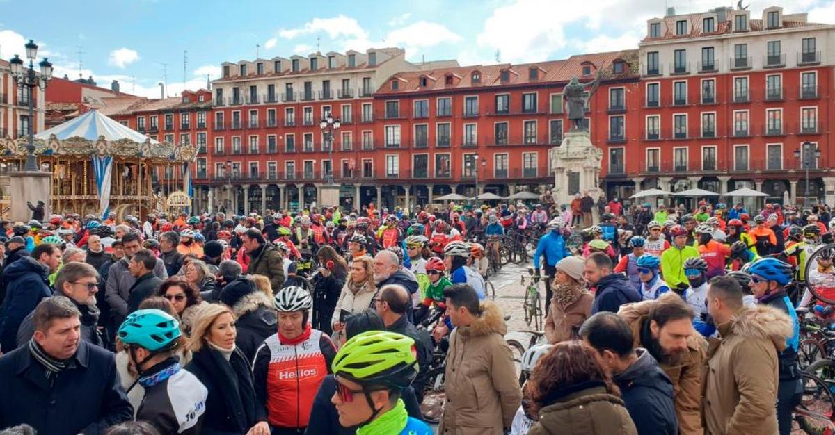 Los participantes en la marcha en la Plaza Mayor de Valladolid