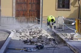 Un albañil trabajando en la calle en pleno invierno