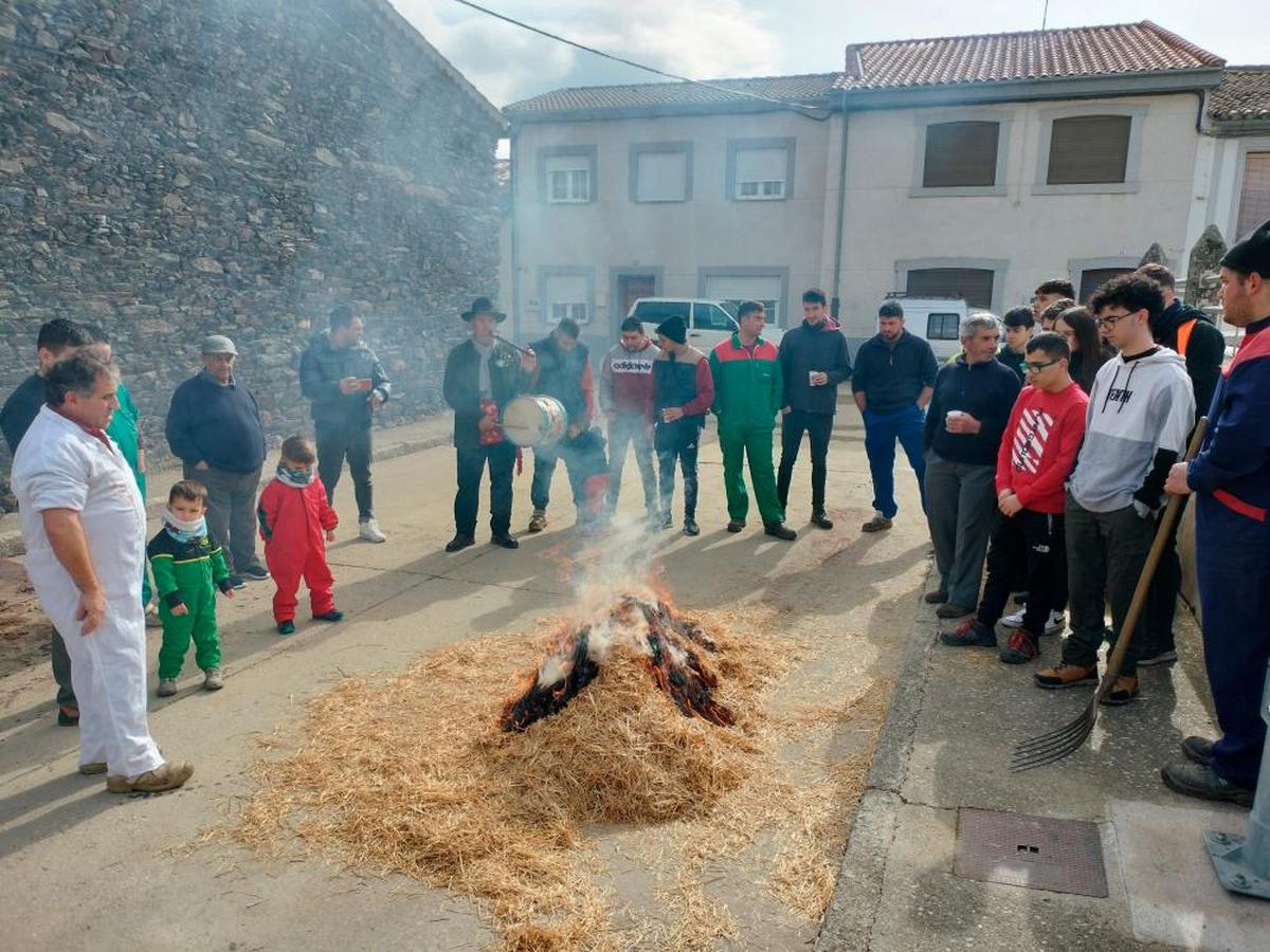 Momento del inicio del chamuscado del cerdo en Fuenterroble.