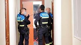 Cuatro agentes de la Policía Local, a la puerta de un domicilio de Salamanca.