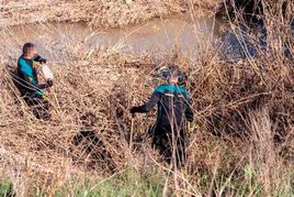 Efectivos de la Guardia Civil en una búsqueda junnto a un cauce cercano al lugar de los hechos.