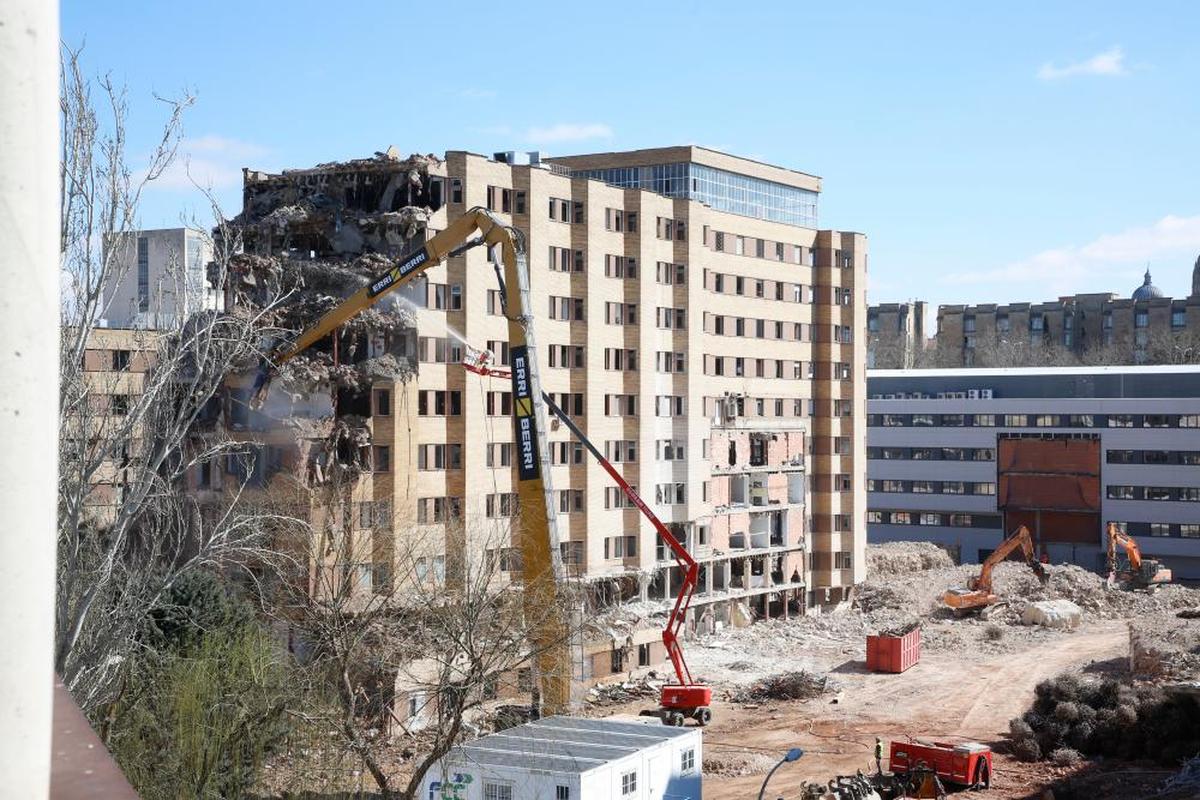 Imagen del derribo del edificio central durante la mañana de este miércoles.