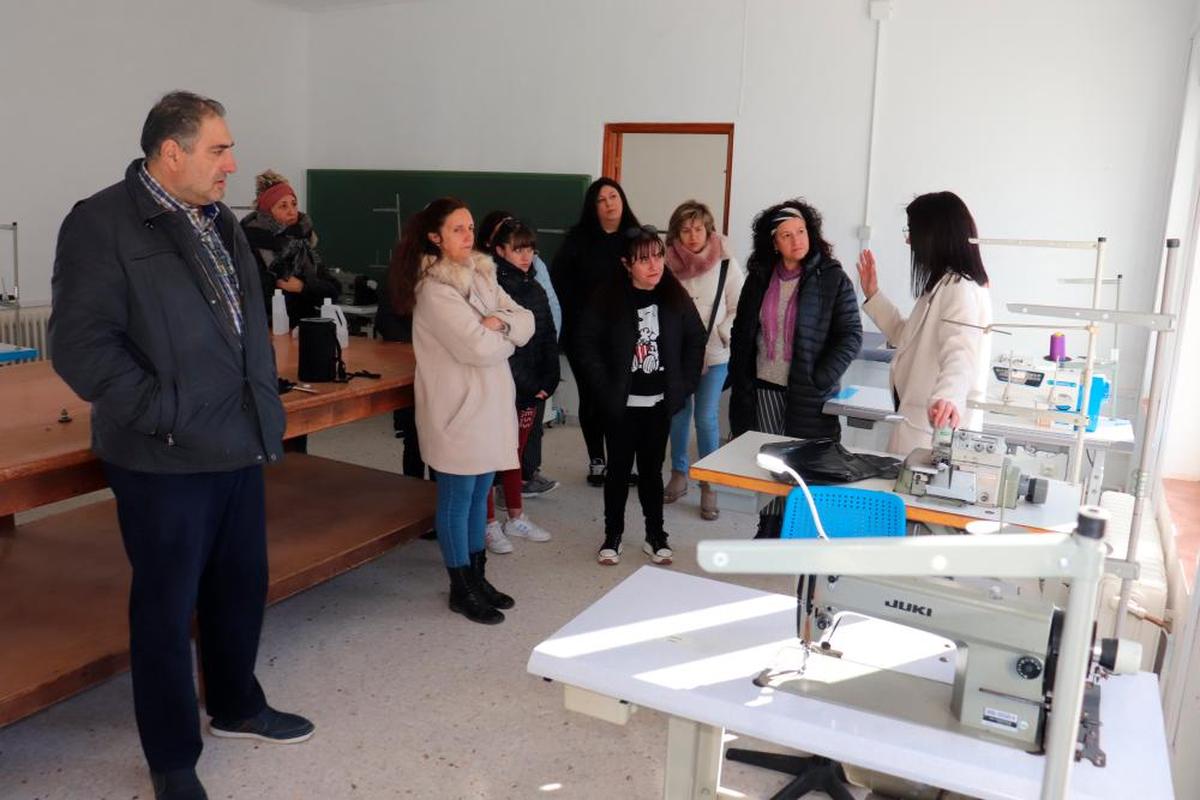 Momento en el que las responsables del taller y el alcalde de Cristóbal presentan las instalaciones a las alumnas
