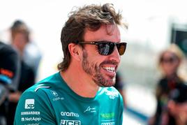 Fernando Alonso, sonriente tras los entrenamientos del Gran Premio de Baréin