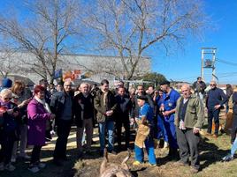 El presidente de la Junta asistió a la matanza tradicional de Berrocal de Salvatierra