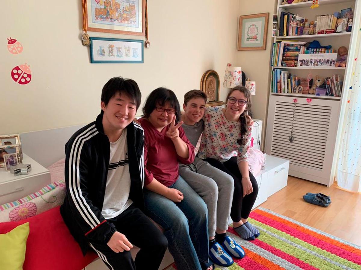 Gonzalo e Irene, hijos de Gonzalo García, con dos estudiantes japoneses.