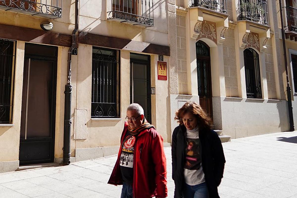 Distintivo de apartamentos turísticos en una calle del centro de Salamanca