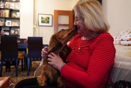 Gracia Guinaldo, junto a su perro Clooney, en su casa