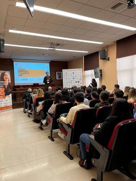 Universitarios y empresas salmantinas se conectan en la Feria Emplea Talento del IME Business School