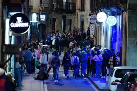 Decenas de jóvenes, de fiesta en la calle Varillas en una noche de fin de semana