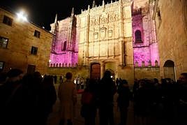 Fachada de la Universidad de Salamanca iluminada de morado. ALMEIDA