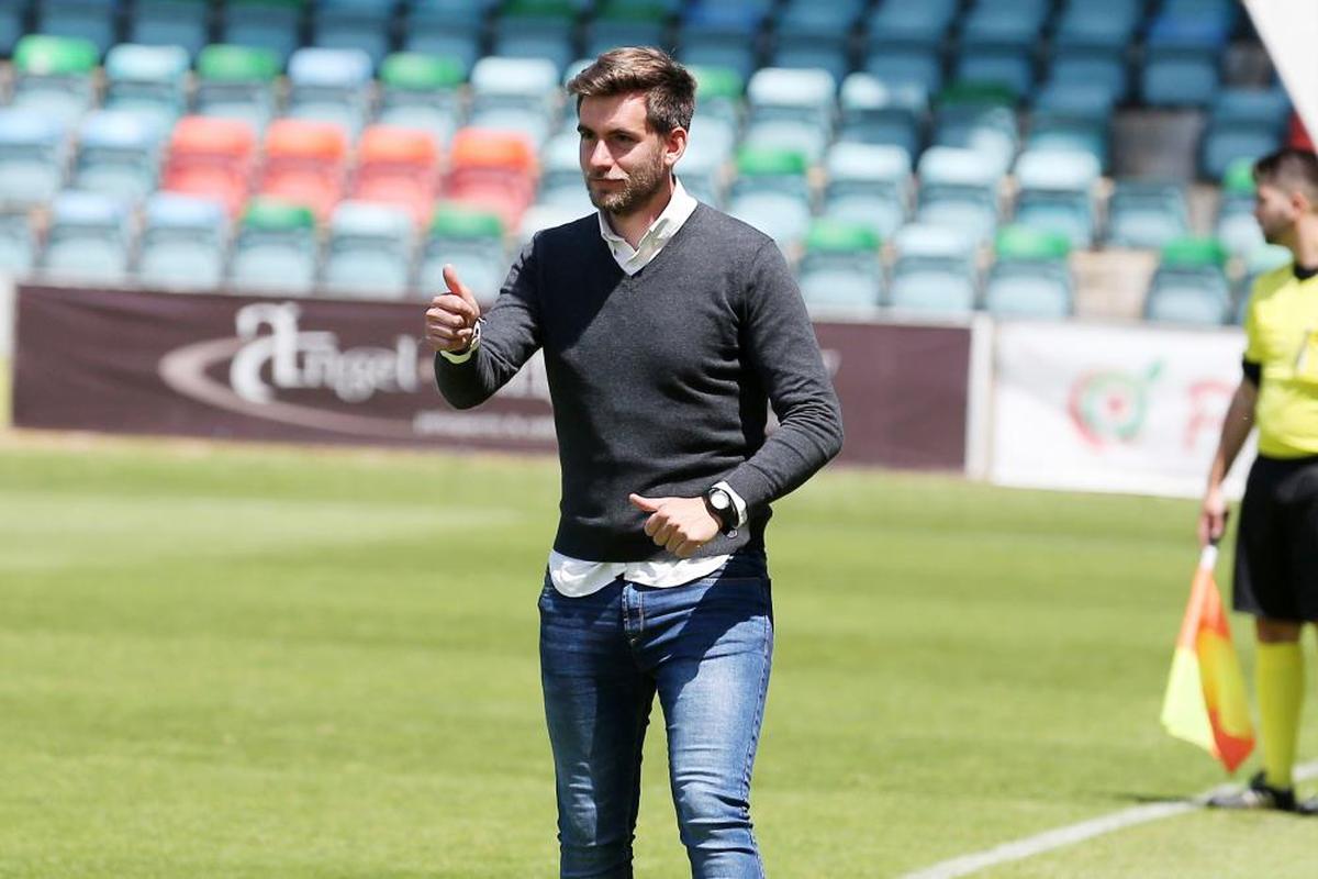 Pablo Cortés durante un choque como entrenador del Salamanca UDS en el estadio Helmántico