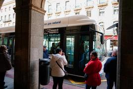 Usuarios a punto de coger el autobús en la Gran Vía