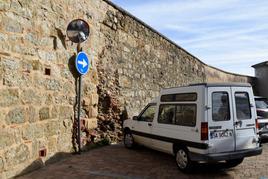 Descalces en el lienzo interior de la Muralla de Ciudad Rodrigo en la calle Campofrío