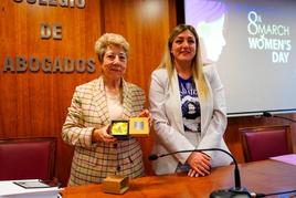 Araceli Mangas posa con el premio que le entregó Inés Blanco, responsable de la comisión de Igualdad del Colegio de Abogados