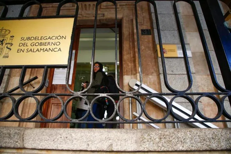 Una mujer accede a la Subdelegación del Gobierno, donde se encuentran parte de las oficinas de Extranjería de Salamanca