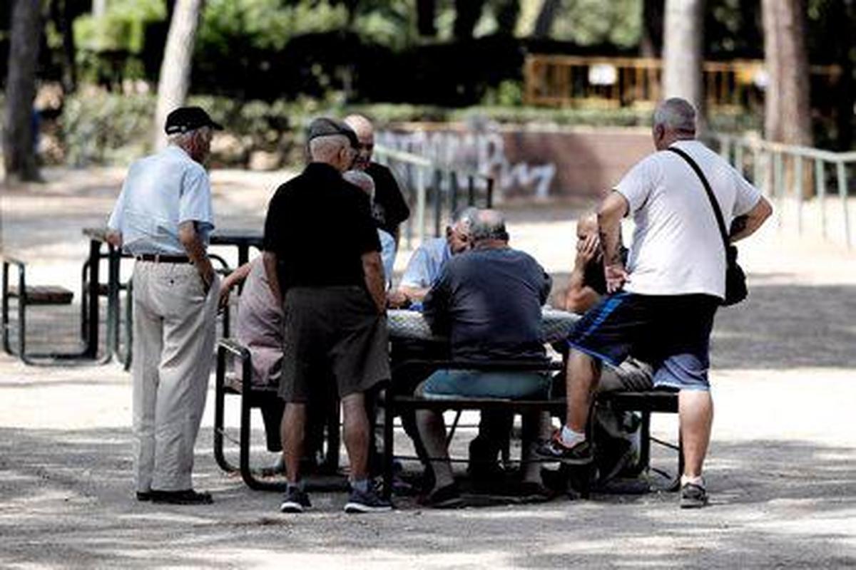 Un grupo de jubilados juega en un parque.