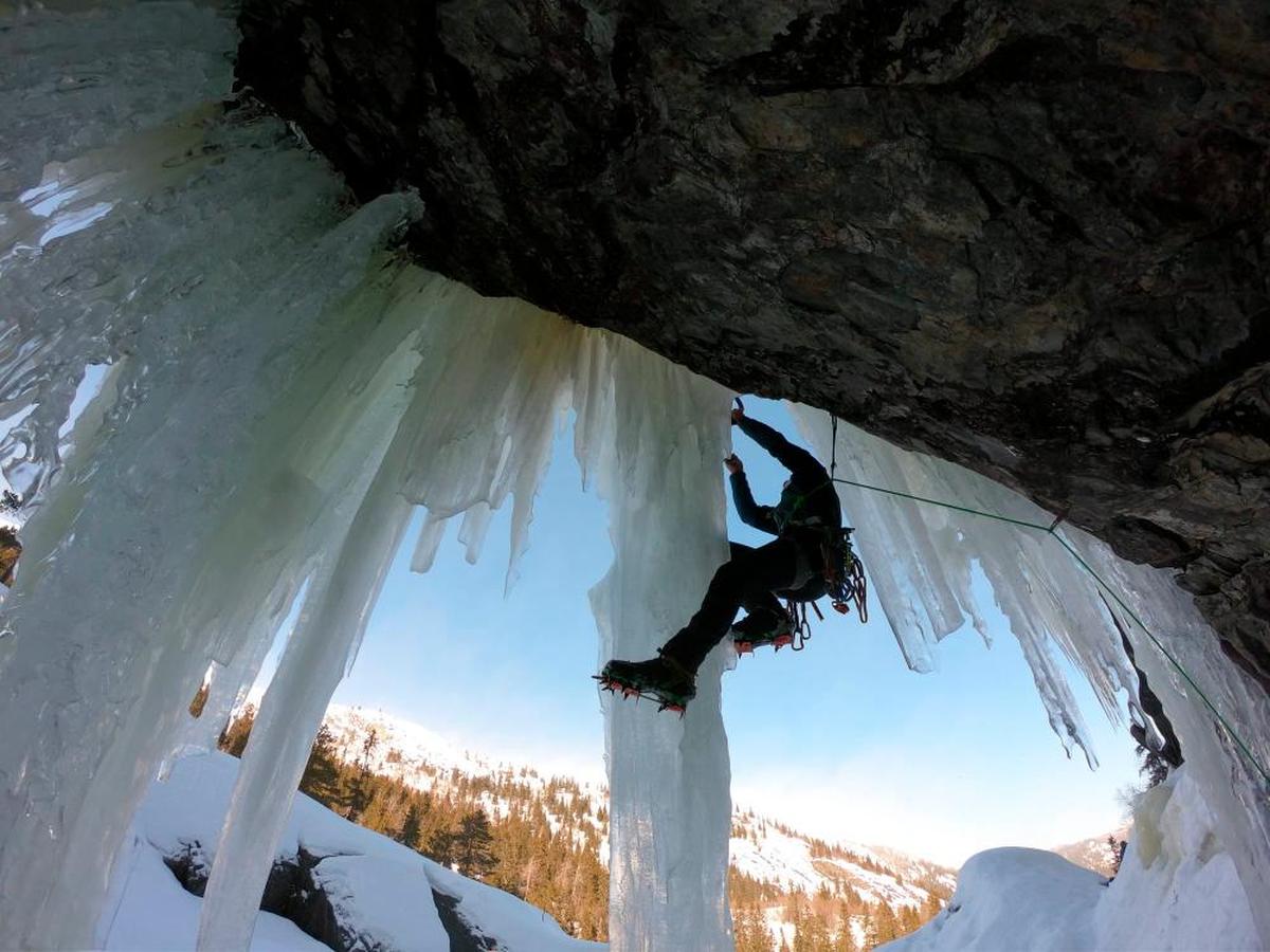 Un momento de la escalada por las columnas de hielo