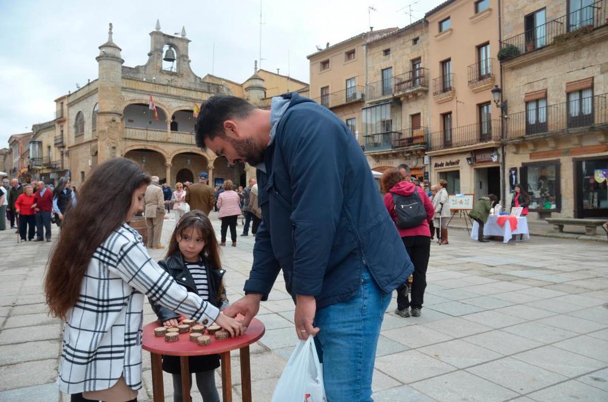 Juegos tradicionales de madera en la Plaza Mayor.