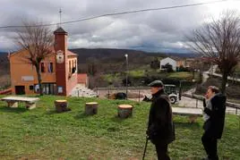 Vista de dos vecinos de El Tornadizo con el Ayuntamiento de la localidad al fondo. El municipio tiene menos de cien habitantes, tres concejales y alcaldesa mujer.
