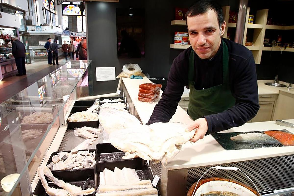 Venta de bacalao en uno de los puestos.