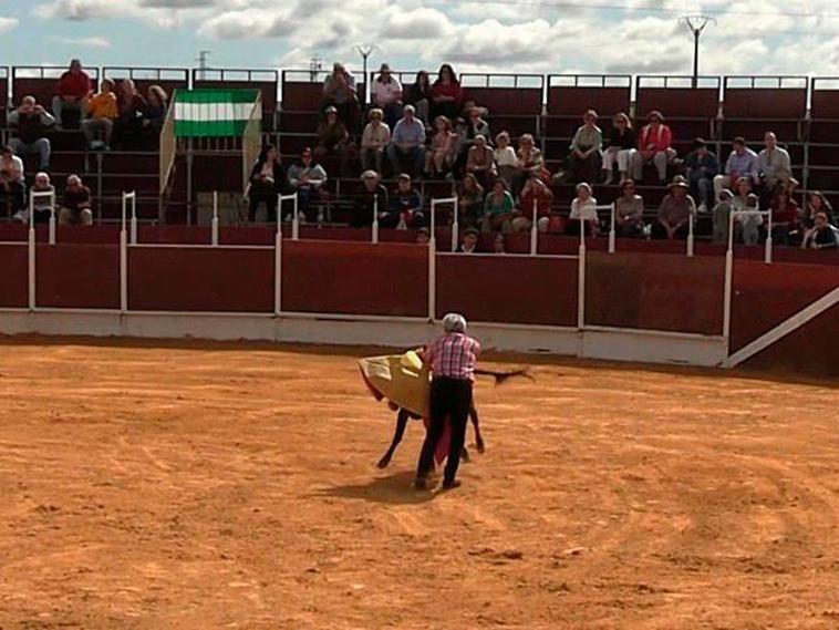 El susto de Ortega Cano al torear una vaquilla