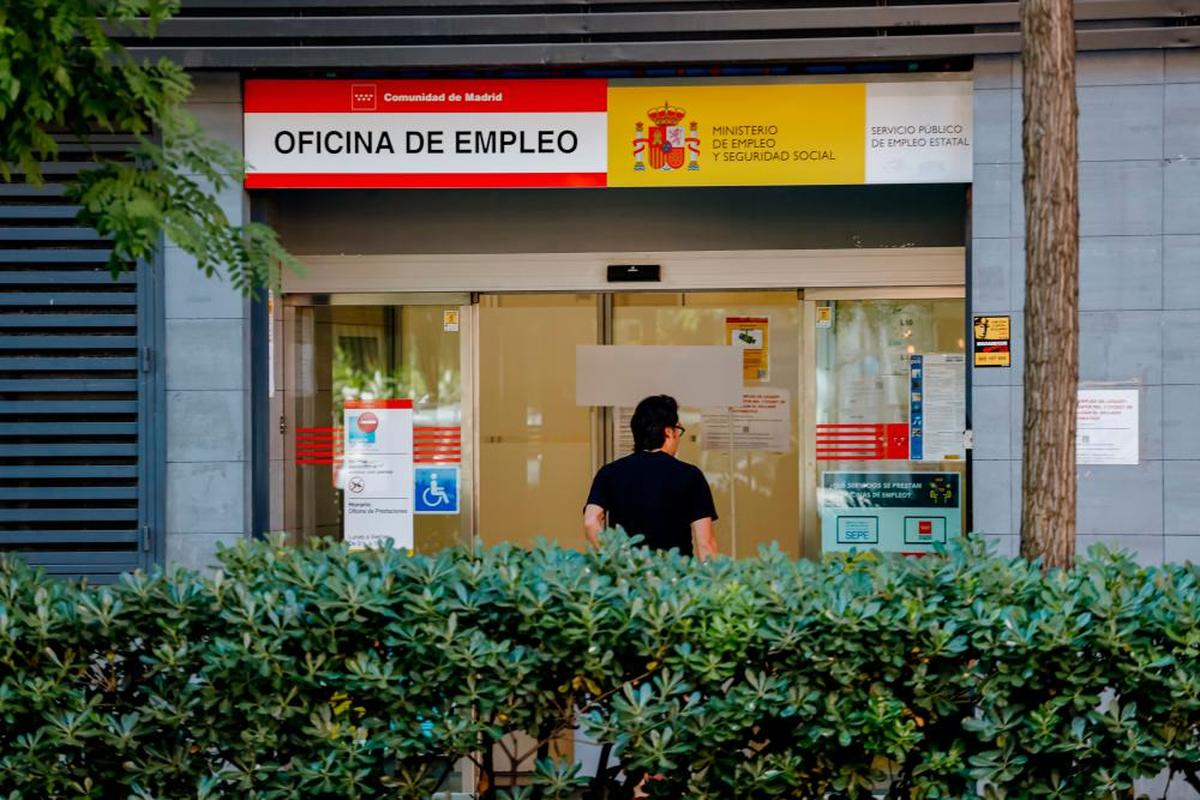 Un hombre entra una oficina del Servicio Público de Empleo Estatal en Madrid.