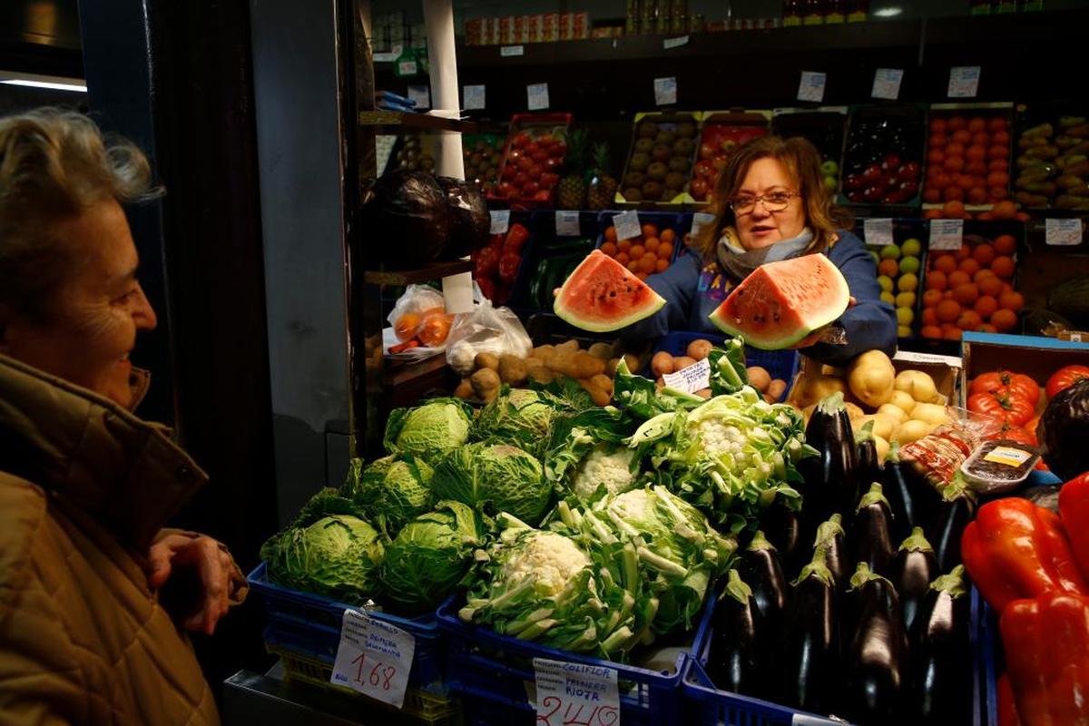 Una mujer compra en una frutería.