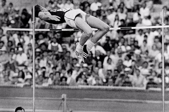 Muere el estadounidense Dick Fosbury, el atleta que inventó el actual salto de altura