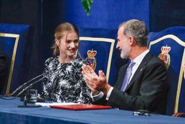 La Princesa Leonor junto a su padre, el Rey Felipe VI.