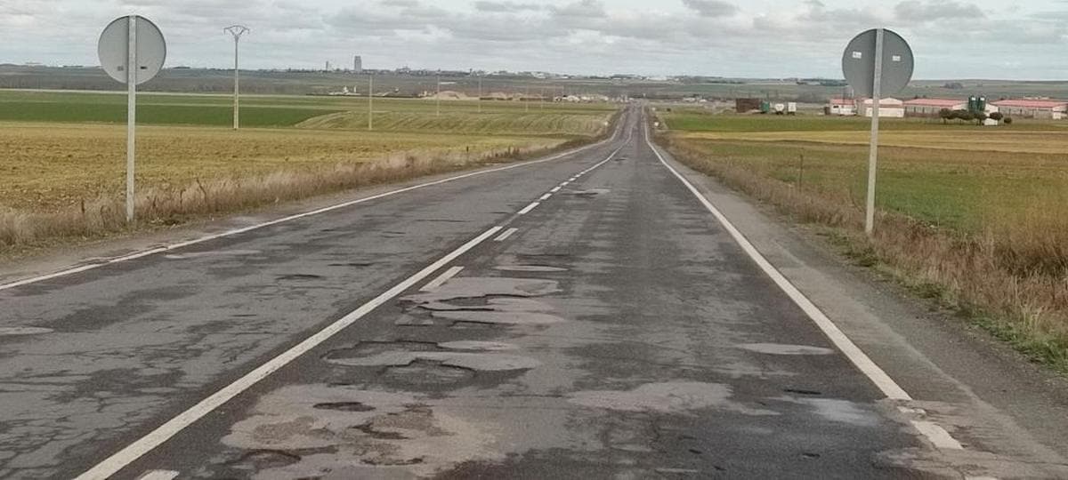 Estado del firme de la carretera entre Peñaranda y Macotera.