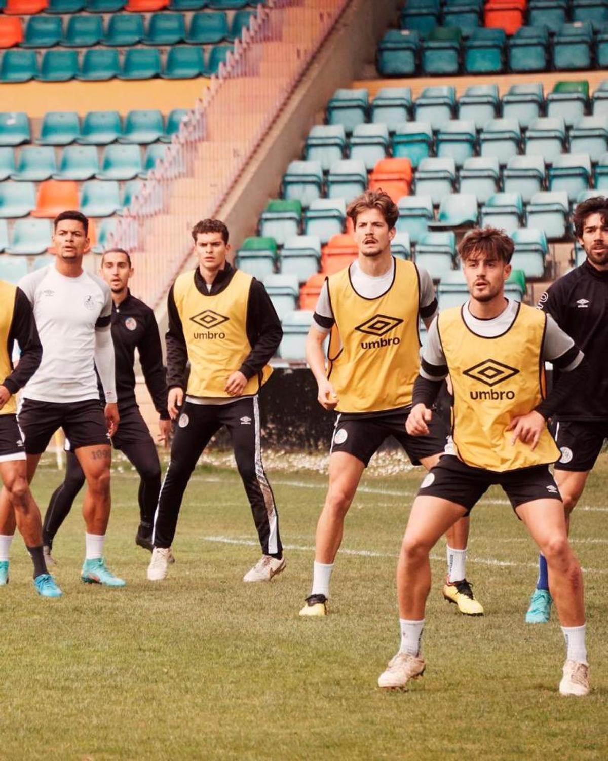 Marco Tulio, Gabri Salazar, Mickey, Fabio, Mati y Navas ensayando una acción de estrategia ayer en el estadio Helmántico