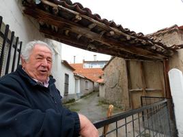 Elías García Rojo bajo el viejo tenado de su suegro Piti, una peculiar construcción que con la evolución del tiempo perdió su funcionalidad.