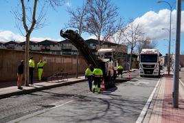 Trabajos de asfaltado en la calle Jesús de Arambarri.