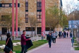 Un grupo de estudiantes ayer por la mañana por el Campus Miguel de Unamuno de Salamanca