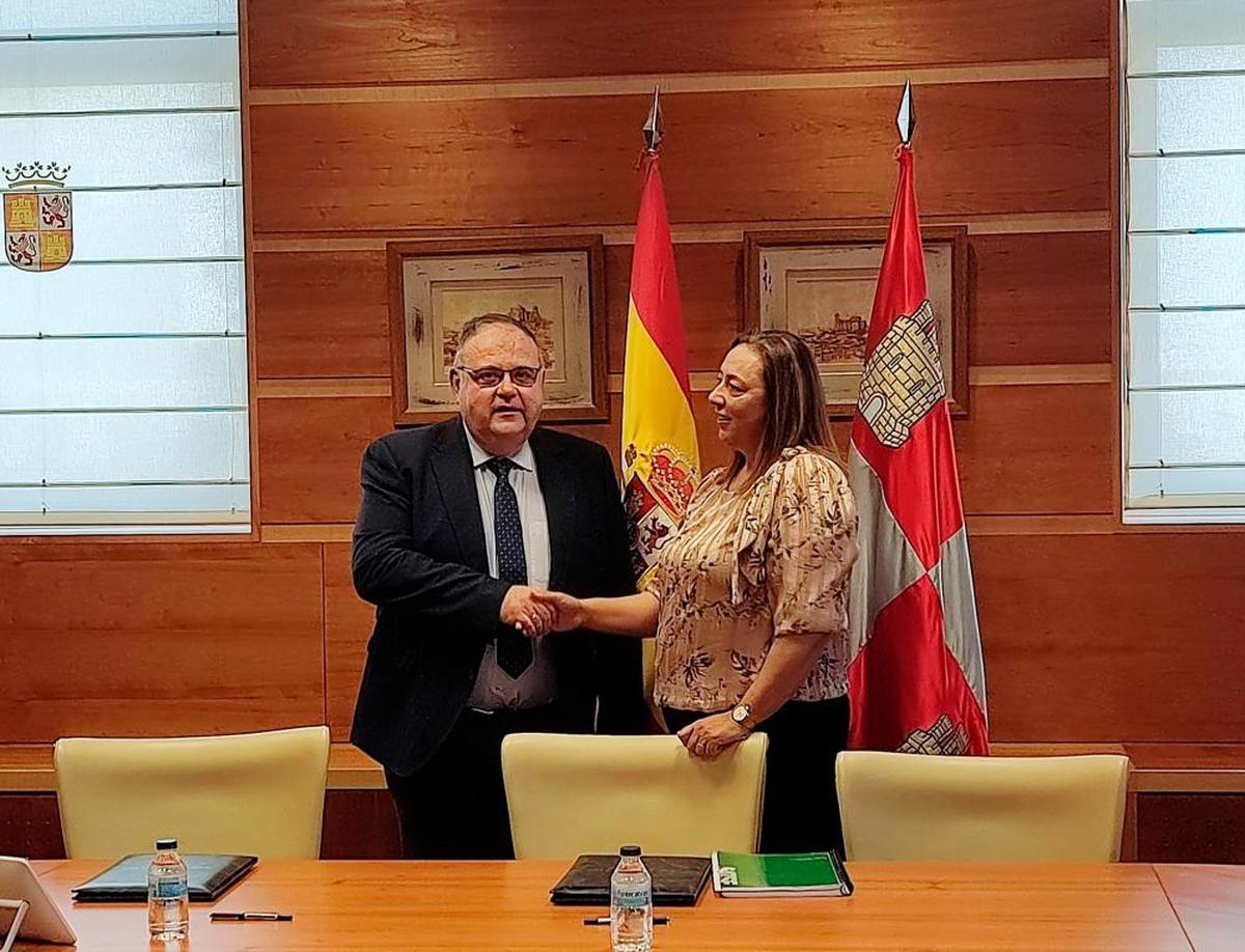 El consejero de Sanidad, Alejandro Vázquez, y la secretaria general de SATSE Castilla y León, Mercedes Gago, en la firma del acuerdo.
