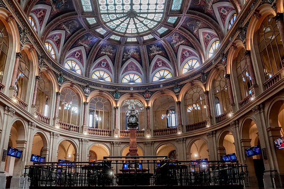 Vista general del Palacio de la Bolsa.