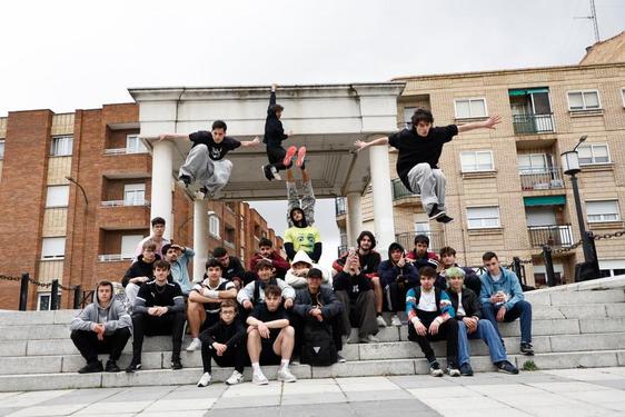 Amantes del “parkour” de diferentes provincias de Castilla y León, ayer en la plaza del Comercio. FOTOS: ALMEIDA