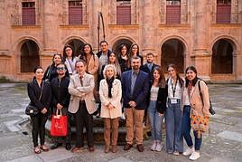 La rectora Mirian Cortés, junto a los estudiantes del Programa de Liderazgo Iberoamericano