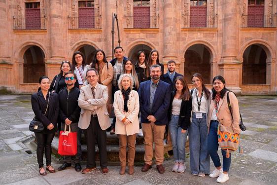 La rectora Mirian Cortés, junto a los estudiantes del Programa de Liderazgo Iberoamericano